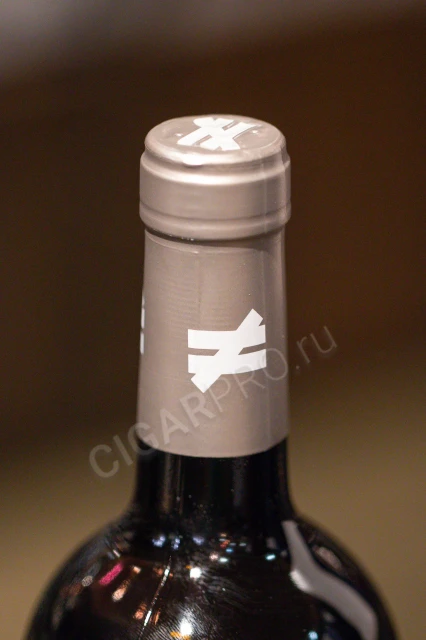 Логотип на колпачке вина Бодегас Ло Нуэво Интрусо Монтсант Ред Бленд 0.75л