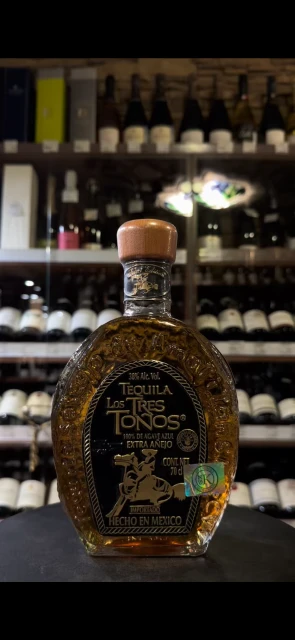 Видео Los Tres Tonos Anejo Текила Лос Трес Тонос Экстра Аньехо 0.5л