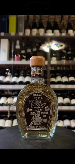 Видео Los Tres Tonos Anejo Текила Лос Трес Тонос Аньехо 0.5л
