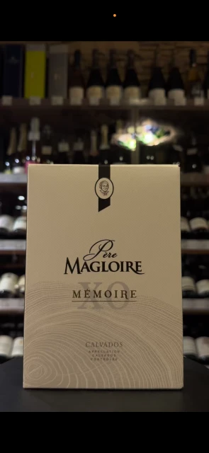 Видео Calvados Pere Magloire Memoire Кальвадос Пер Маглуар Мемуар 0.7л в подарочной упаковке