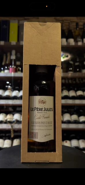 Видео Le Pere Jules Pays d`Auge 15 Ans Cask Finish Кальвадос Ле Пэр Жюль Пэи д'Ож 15 лет Каск Финиш 0.7л в подарочной упаковке