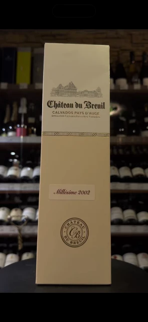 Видео Chateau du Breuil Pays d'Auge Millesime 2002 Кальвадос Шато дю Брёй Пэи д'Ож Миллезим 2002г 0.7л в подарочной упаковке