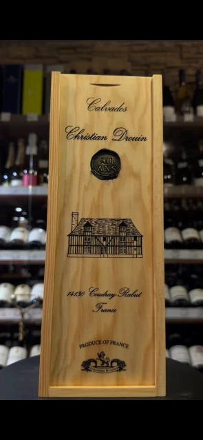 Видео Calvados Christian Drouin Coeur de Lion Pays d Auge 30 years Кальвадос Кер де Льон Пэи д Ож 30 лет 0.7л в деревянной упаковке