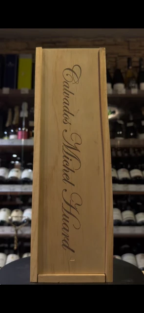 Видео Calvados Michel Huard VSOP Кальвадос Мишель Уард ВСОП 0.7л в деревянной упаковке