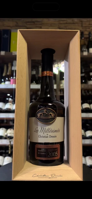 Видео Christian Drouin Coeur de Lion Calvados Pays d Auge 2005 Кальвадос Кристиан друэн Кер де Льон Пэи д Ож 2005 года 0.7л в деревянной упаковке
