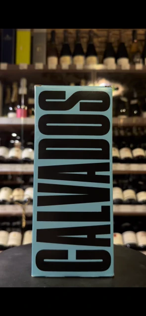 Видео Le Lieu Cheri Calvados Reserve d'Alfred Pays d'Auge Кальвадос Ле Лье Шери Кальвадос Резерв дАльфред Пэи дОж 0.7л в подарочной упаковке