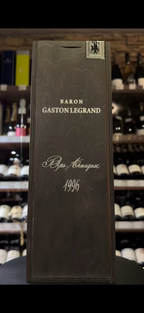 Видео Baron G Legrand 1996 years Арманьяк Барон Г Легран 1996г 0.7л в деревянной упаковке