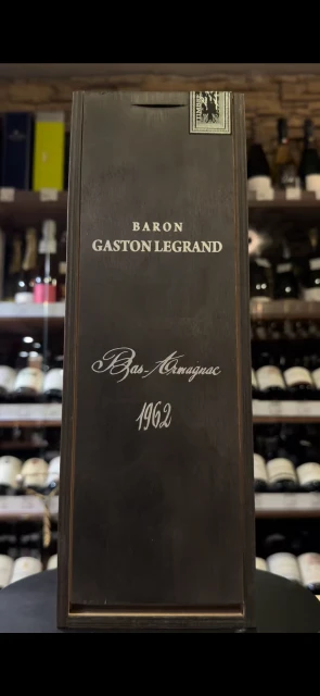 Видео Baron G Legrand 1962 years Арманьяк Барон Г Легран 1962г 0.7л в деревянной упаковке