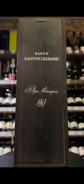 Видео Baron G Legrand 1967 years Арманьяк Барон Г Легран 1967г 0.7л в деревянной упаковке