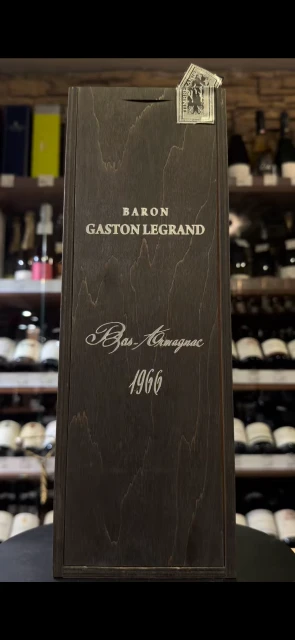 Видео Baron G Legrand 1966 years Арманьяк Барон Г Легран 1966г 0.7л в деревянной упаковке