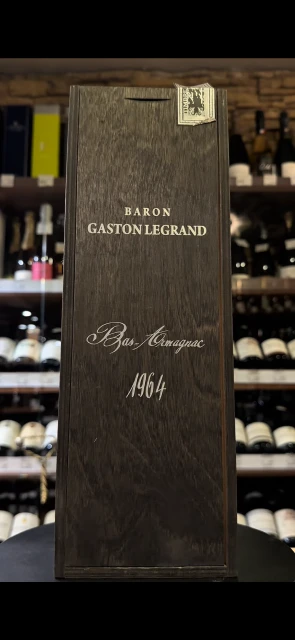 Видео Baron G Legrand 1964 years Арманьяк Барон Г Легран 1964г 0.7л в деревянной упаковке