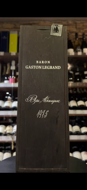 Видео Baron G Legrand 1975 years Арманьяк Барон Г Легран 1975г 0.7л в деревянной упаковке