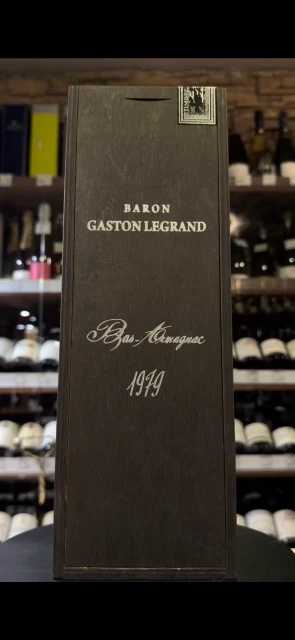 Видео Baron G Legrand 1979 years Арманьяк Барон Г Легран 1979г 0.7л в деревянной упаковке