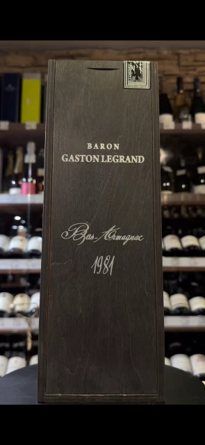 Видео Armagnac Baron G. Legrand 1981 years Арманьяк Барон Г. Легран 1981 года 0.7л в деревянной коробке