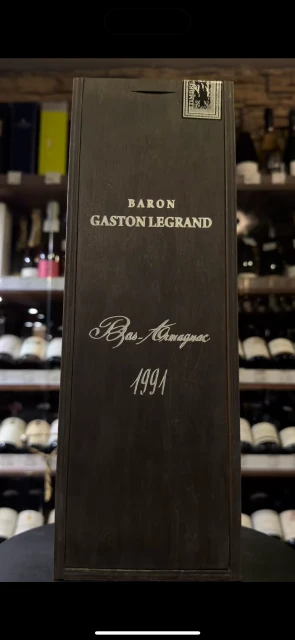Видео Baron G Legrand 1991 years Арманьяк Барон Г Легран 1991г 0.7л в деревянной упаковке