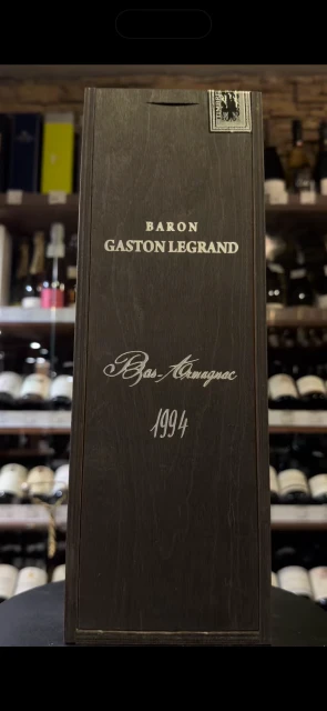 Видео Baron G Legrand 1994 years Арманьяк Барон Г Легран 1994г 0.7л в деревянной упаковке