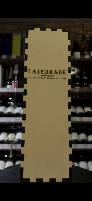 Видео Laterrade Chateau de La Beroje Bas Armagnac AOC 1997 Арманьяк Латеррад Шато де Берож Ба Арманьяк АОС 1997 года 0.7л в деревянной коробке