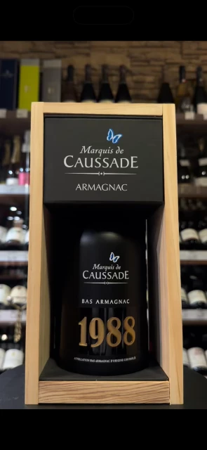 Видео Marquis de Caussade 1988 Арманьяк Маркиз де Коссад 1988г 0.7л в деревянной упаковке
