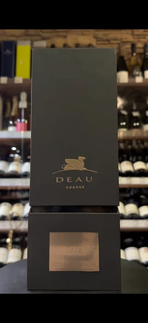 Видео Deau Petit Champagne 1975 Коньяк Пти Шампань до 1975г 0.7л в деревянной упаковке