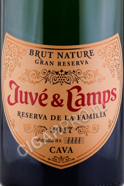 этикетка испанское игристое вино juve y camps cava reserva de la familia 3л