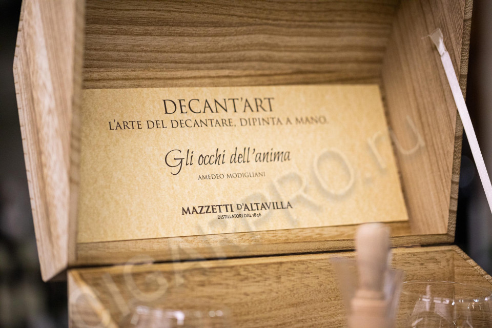 надпись на деревянном ящике граппа decant art collection grappa di barolo invecchiata