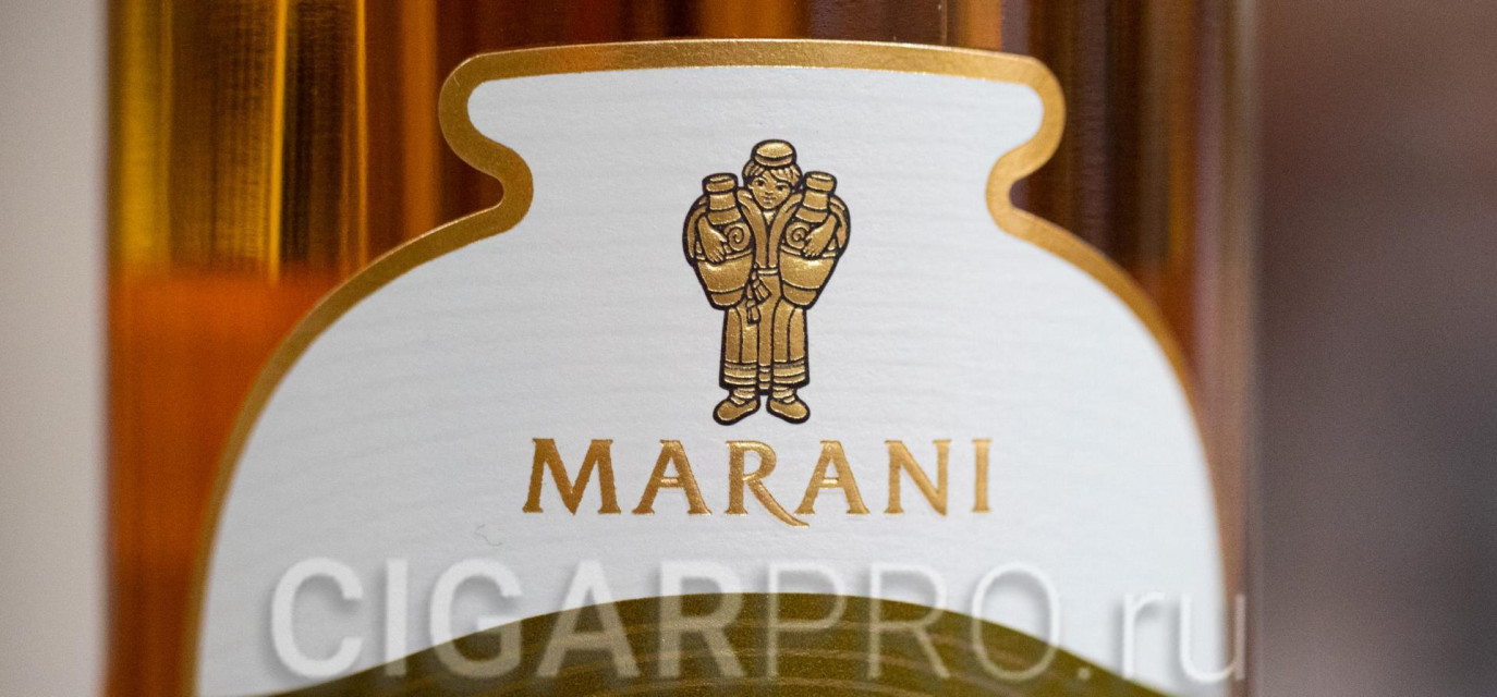 логотип marani с изображением человека с глиняными кувшинами логотип marani с изображением человека с глиняными кувшинами