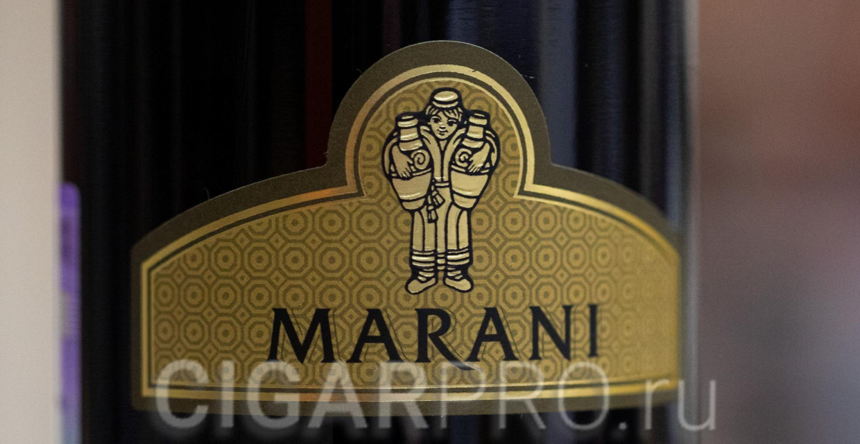 логотип marani с изображением человека с глиняными кувшинами логотип marani с изображением человека с глиняными кувшинами