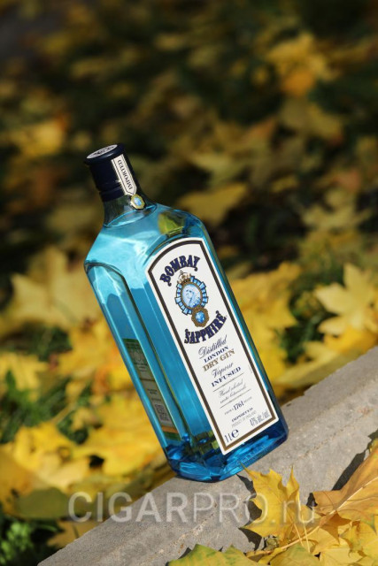 Bombay Sapphire Gin 1l Джин голубого цвета
