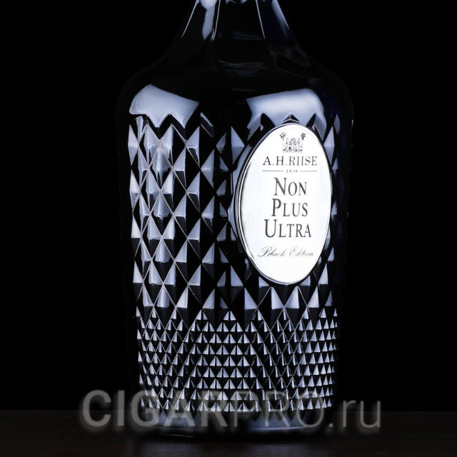 чёрная бутылка рома Non Plus Ultra чёрная бутылка рома Non Plus Ultra