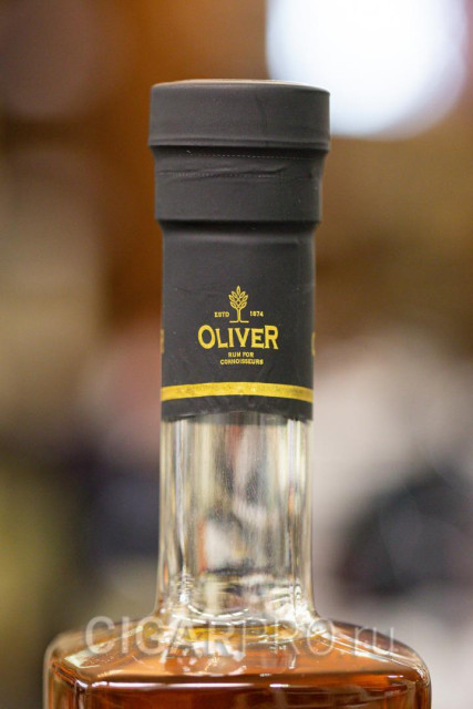логотип OLIVER & OLIVER на колпачке бутылке рома Кубаней Экскузито 21 лет логотип OLIVER & OLIVER на колпачке бутылке рома Cubaney Exquisito 21 years