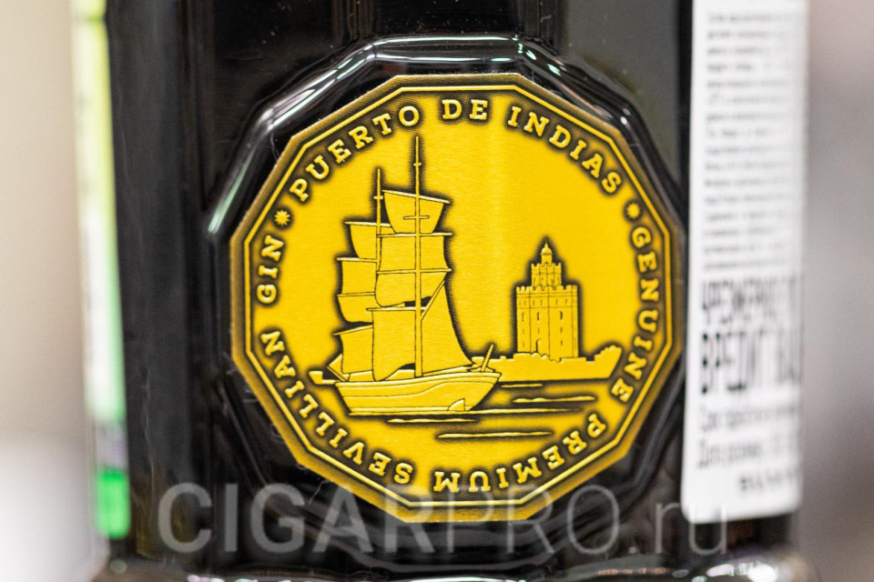 изображение порта Puerto De Indias в Севильи на бутылке джина Пуэрто де Индиас Севиллиан Премиум Пьюэ Блэк Эдишен изображение порта Puerto De Indias в Севильи на бутылке джина Puerto De Indias Sevillian Premium Pure Black Edition Dry Gin