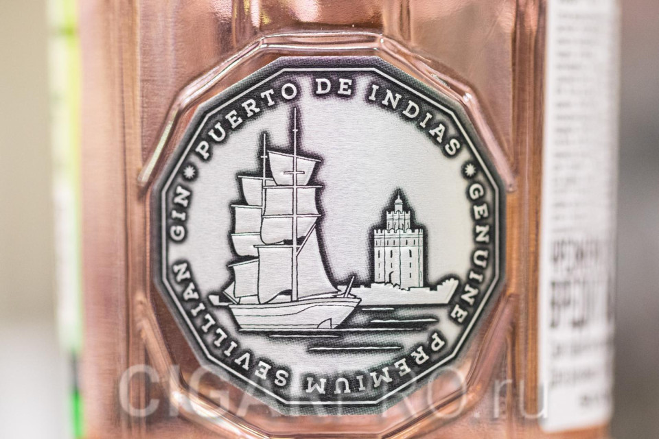изображение порта Puerto De Indias в Севильи на бутылке джина Пуэрто де Индиас Севиллиан Премиум Строберри изображение порта Puerto De Indias в Севильи на бутылке джина Puerto de Indias Sevillian Premium Strawberry