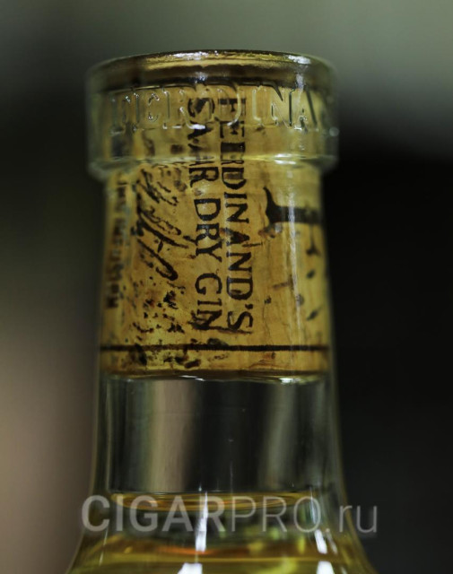 Gin Ferdinand's F Saar Dry Gin Джин с винной пробкой