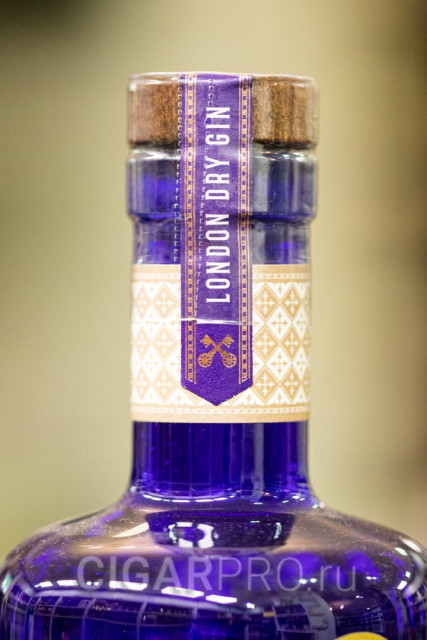 указание метода изготовления на колпачке джина Mary Le Bone London Dry Gin