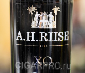 новый логотип компании A. H. Riise