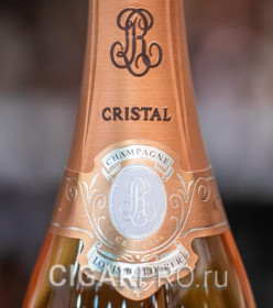 Логотип LR Louis roederer на бутылке шампанского Champagne Cristal Louis Roederer 2013