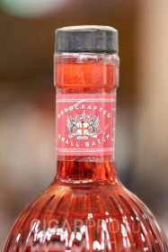 герб City of London на бутылке джина City of London Six Bells Blood Raspberyry