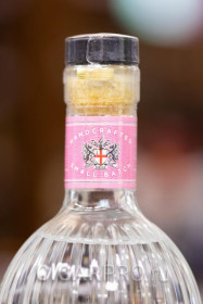 герб City of London на бутылке джина City of London Six Bells Rhubarb Rose