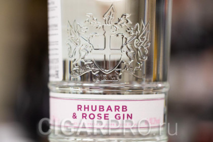герб City of London на бутылке джина City of London Six Bells Rhubarb Rose