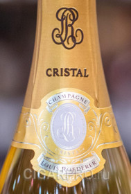 Логотип LR Louis roederer на бутылке шампанского Champagne Cristal Louis Roederer 2014 0.75л