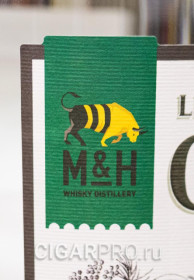 логотип винокурни М&Н на бутылке джина M & H Levantine Single Malt Gin