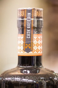 указание выдержки на колпачке джина Mary Le Bone Cask Aged Gin