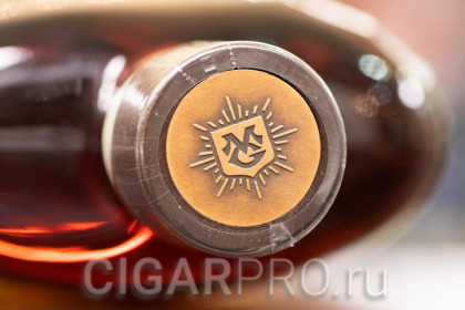 логотип компании Mount Gay на пробке Рома Mount Gay 1703 Master Select 0.7л