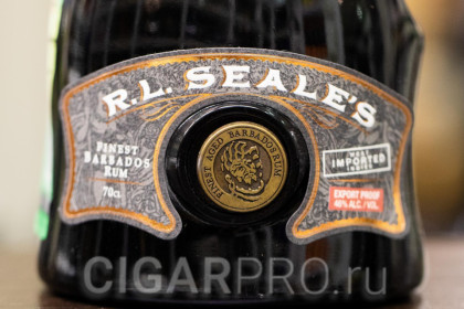 Подробное описание этикетки рома R L Seales 10 years old 0.7л
