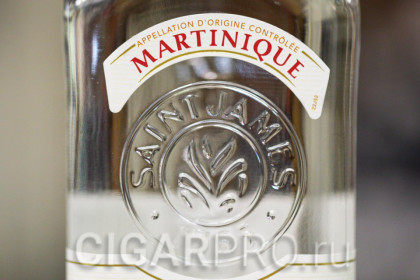 логотип Saint Jame на бутылке Rhum Agricole Blanc