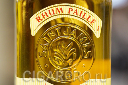 логотип Saint Jame на бутылке Rhum Agricole Paille