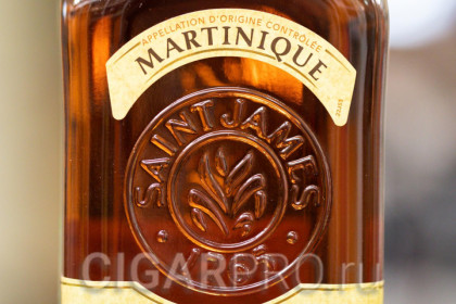 логотип Saint Jame на бутылке Saint James  Agricole Royal Ambre