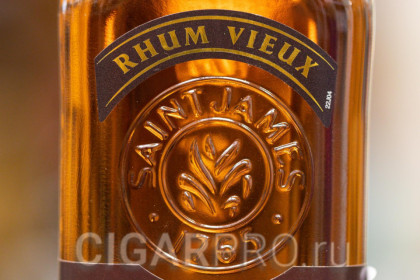 логотип Saint Jame на бутылке Saint James Rhum Vieux Agricole
