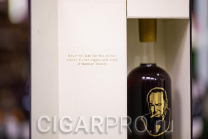 надпись на коробке коньяка Xent 30 Years Old 0.75л