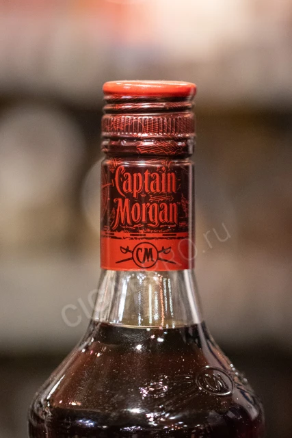 Логотип на крышке рома Капитан Морган Блэк Лейбл 0.7л